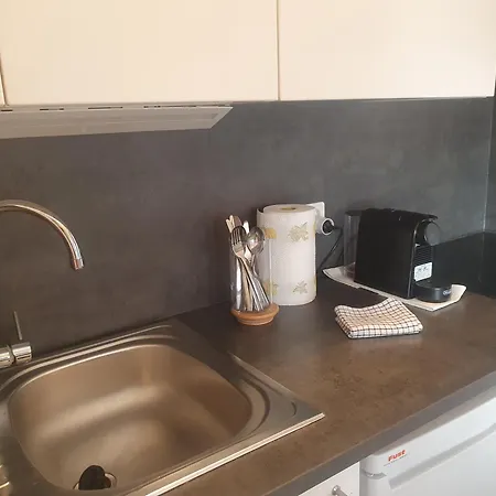 Fegina 3 Deluxe Bedrooms & Bathrooms דירה