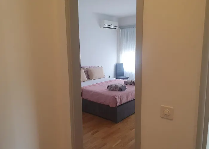 Fegina 3 Deluxe Bedrooms & Bathrooms *